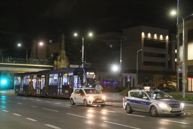 Próbował przejechać od Nasypowej przez Powstańców Śląskich, ale uderzył w tramwaj. Z obrażeniami został zabrany do szpitala. Kolejne niebezpieczne zdarzenie z udziałem hulajnogi elektrycznej