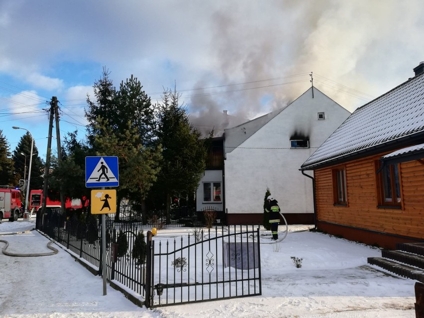 Pożar domu w Kunowie. Właściciel uratował siebie i zadbał o bezpieczeństwo sąsiadów (ZDJĘCIA,WIDEO) 