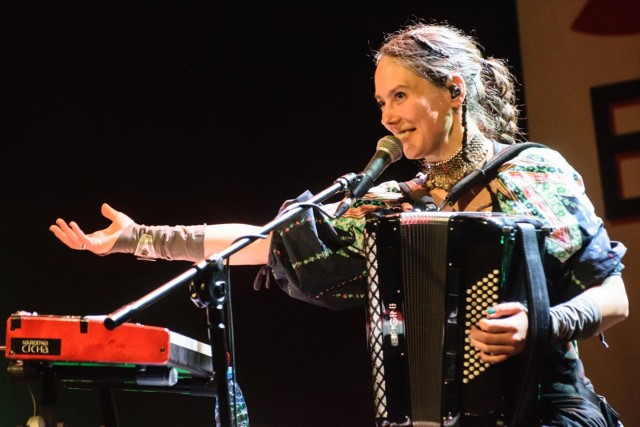 Karolina Cicha pochodzi z Białegostoku. Na jej koncertach dzieje się magia.