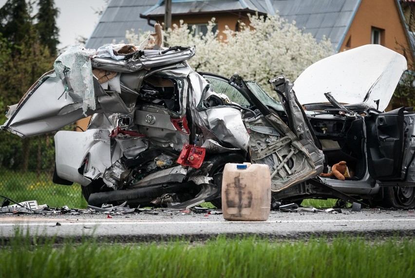 Wypadek w Rabce. Zginęły dwie osoby, w tym 5-letnie dziecko.