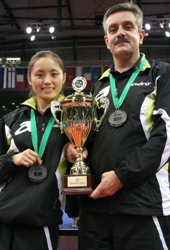 Li Qian oraz trener Zbigniew Nęcek ze srebrnymi medalami oraz pucharem zdobytym za drugie miejsce w turnieju drużynowym rozegranych w Stuttgarcie mistrzostw Europy.