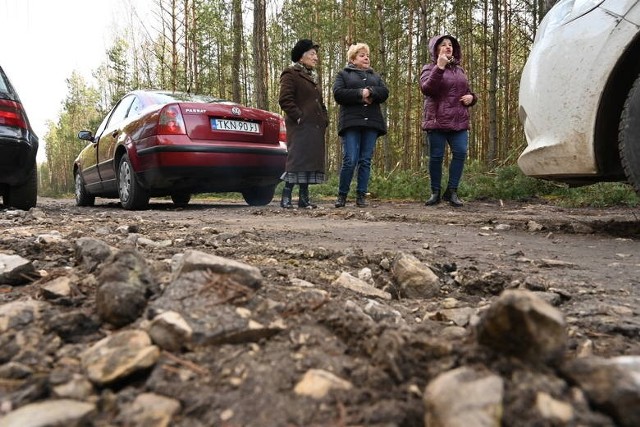 Mieszkańcy Jacentowa i Sokołowa Nowego od lat domagają się remontu drogi powiatowej łączącej te dwie miejscowości, ale ich prośby do tej pory nie zostały wysłuchane. To zdjęcia z ubiegłego roku, kiedy mieszkańców odwiedził nasz fotoreporter. Do dziś droga wygląda fatalnie.