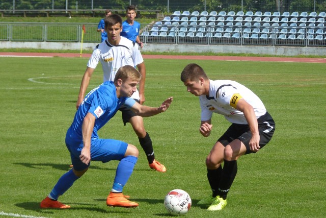Młodzi gracze Bałtyku Koszalin (białe koszulki) po raz drugi w tym sezonie ulegli swoim rówieśnikom z Lecha Poznań.