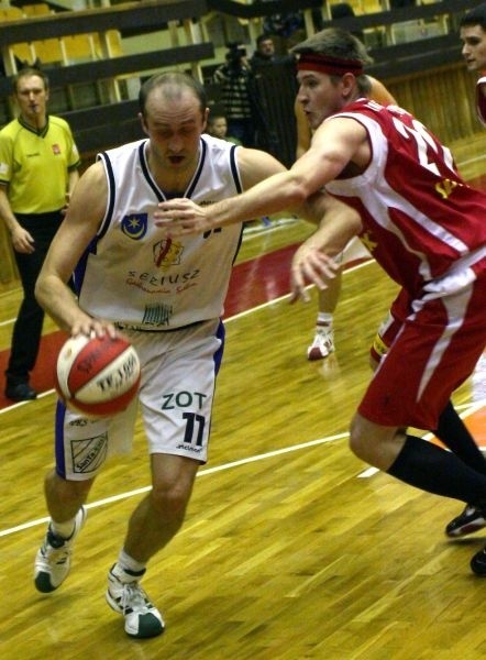 Koszykarze Siarki Tarnobrzeg (z piłką Piotr Miś) przegrali wczoraj drugi mecz z rzędu ulegając we własnej hali ŁKS Łódź.
