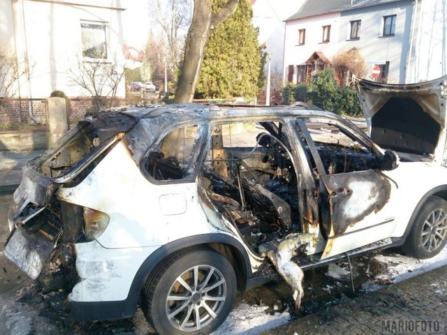 W czwartek rano na ulicy Dąbrowskiego w Opolu zapaliło się BMW, kierowca próbował zgasić ogień, jednak uległ niegroźnym poparzeniom. Na miejsce przyjechały dwa zastępy Państwowej Straży Pożarnej z Opola, które ugasiły płonący samochód. Niestety terenowe bmw praktycznie spłonęło doszczętnie. Poparzeń doznał kierowca samochodu, który za pomocą podręcznej gaśnicy próbował gasić ogień, którego źródło było najprawdopodobniej w komorze silnika.