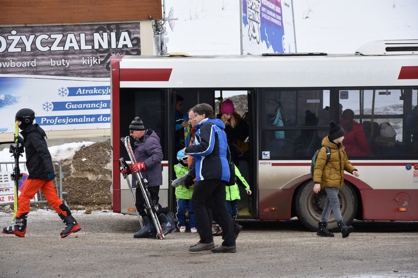 Kolejki, kolejki, kolejki... W szczycie ferii podhalańskie stoki pękają w szwach! [DUŻO ZDJĘĆ]