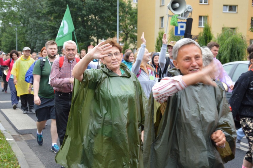 Oświęcim. Pielgrzymi w drodze na Jasną Górę [ZDJĘCIA, WIDEO]