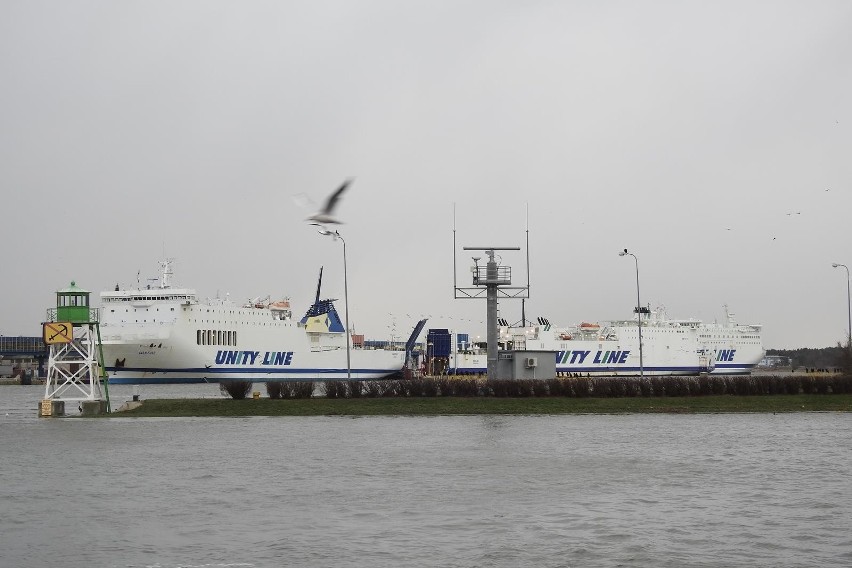 Sztorm w Świnoujściu. Bałtyk zatopił plażę oraz nabrzeża wysp. Takiej sytuacji nie było tu już dawno [ZDJĘCIA]