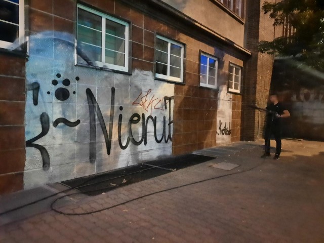 Trwa czyszczenie pomalowanej przez wandali elewacji łaźni miejskiej w Gorzowie.