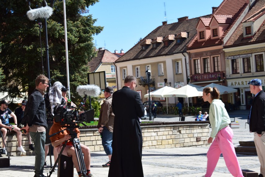 Serial "Ojciec Mateusz" znów w Sandomierzu. Filmowcy pracują przy ratuszu. Są największe gwiazdy. Zobaczcie zdjęcia