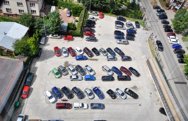 Parking przy budynku Urzędu Miejskiego w Białymstoku zostanie wyremontowany i zyska nową bitumiczną nawierzchnię. Remont obejmie dolną część parkingu, tę o nawierzchni betonowej. Roboty budowlane na parkingu przy ul. Słonimskiej/Starobojarskiej rozpoczną się wkrótce i potrwają do 31 sierpnia 2015 r.