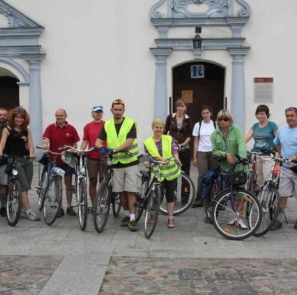 Według burmistrza i Jana Jurczaka nasze miasto jest  przyjazne dla rowerzystów. Co roku odbywa się tu dużo  wycieczek rowerowych. Na zdjęciu: jedna z bezplatnych  wypraw jednośladami, zorganizowana w ramach ?Spacerków  po Chełmnie?.