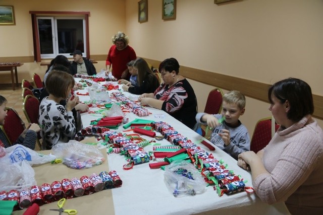 Uczestnicy zajęć plastycznych  mieli możliwość wykonania kalendarza adwentowego, który z pewnością każdemu umili oczekiwanie na święta. Stanowi też piękną ozdobę do momentu, kiedy w domu pojawi się choinka.Iluminacja świąteczna we Włocławku