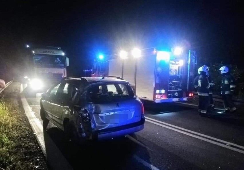 Nocne zderzenie wielkiego ciągnika siodłowego z osobowym autem w gminie Kunów (ZDJĘCIA) 