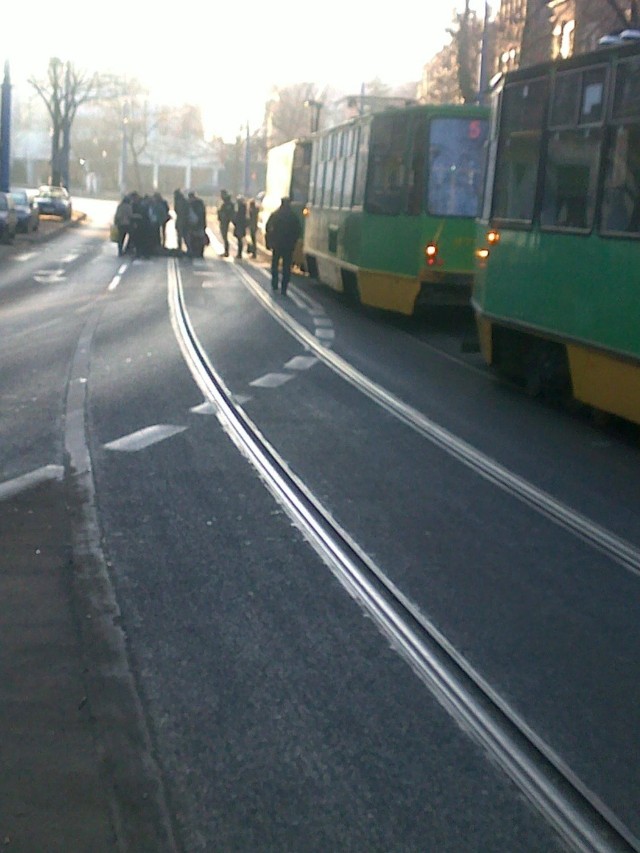Na ul. Mostowej tramwaj potrącił pieszą.