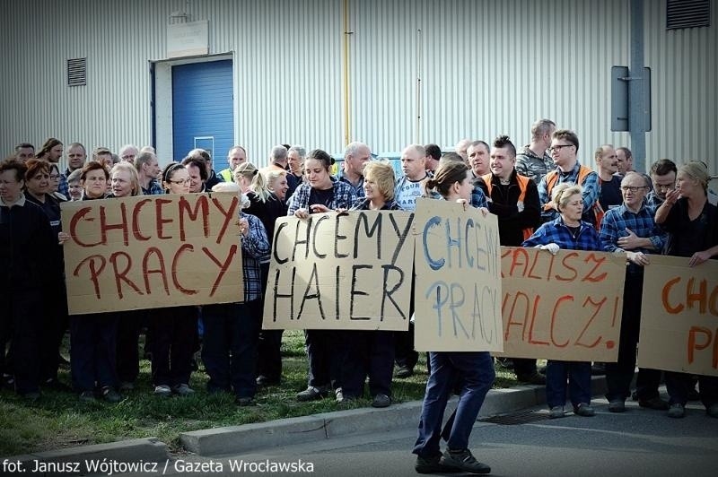 Wrocław: Pracownicy Fagora protestowali przed fabryką. Chcą pracować u Chińczyków (FILM, ZDJĘCIA)