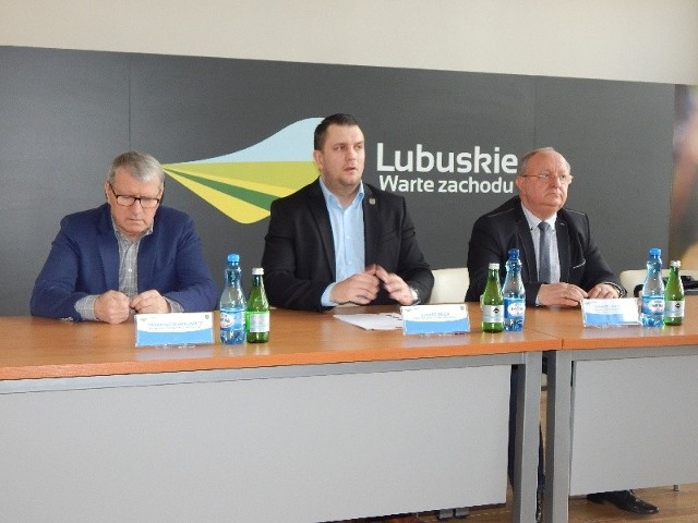 Od lewej: Franciszek Wołowicz, Łukasz Mejza i Edward Eedko - radni klubu Bezpartyjni Samorządowcy