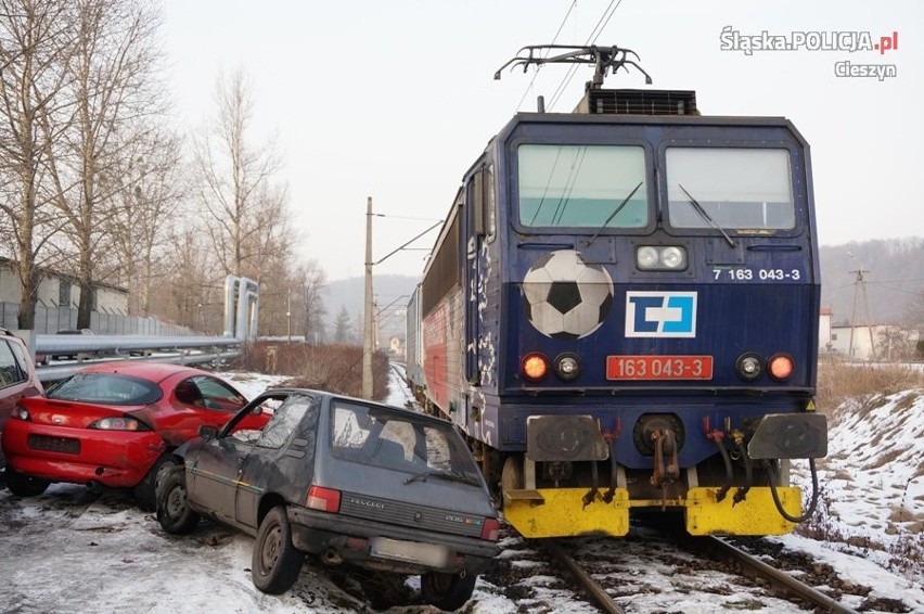 Cieszyn: kierowca peugeota zderzył się z pociągiem