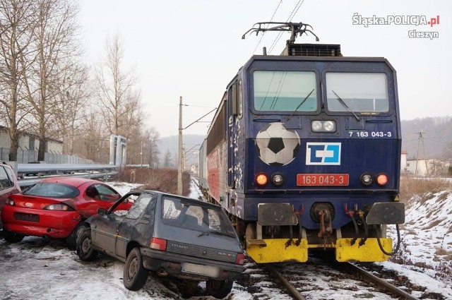 Cieszyn: kierowca peugeota zderzył się z pociągiem