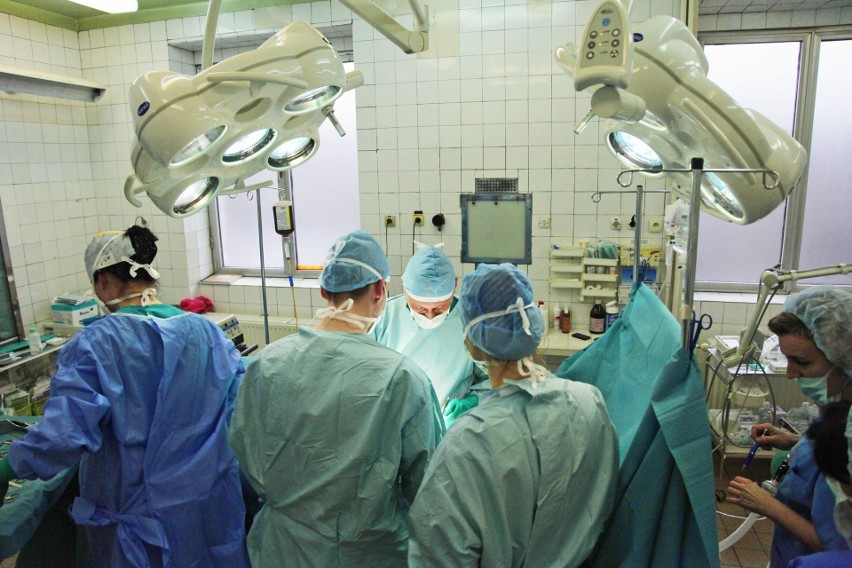 W tym roku w Łodzi przeszczepiono tylko 28 nerek Na taki dar czeka blisko 200 chorych Lekarze mówią o zapaści w transplantologii 