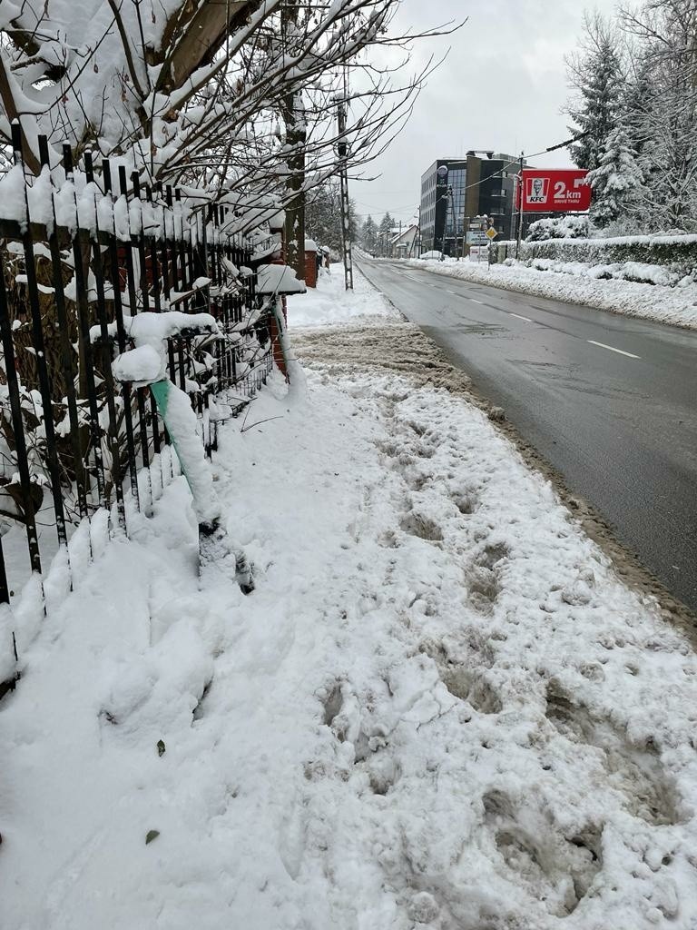 Niby Kraków, a droga jak na wsi. Brodzą w śniegu, bo nie ma chodnika na Kobierzyńskiej