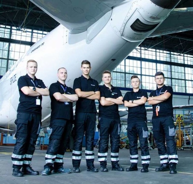 Uczniowie radomskiej "Samochodówki" uczestniczyli w stażu dla mechaników lotniczych w Warszawie.