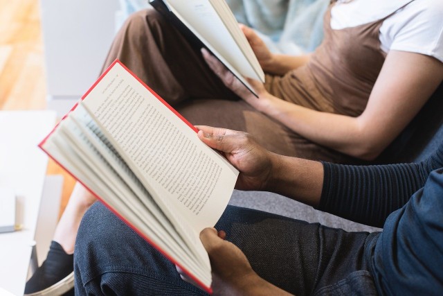 Co w ubiegłym roku najczęściej czytali poznaniacy? Z najnowszego rankingu Biblioteki Raczyńskich możemy dowiedzieć się, jakie książki były najczęściej wypożyczane nie tylko przez dorosłych, ale również przez dzieci. Zobacz galerię ----->