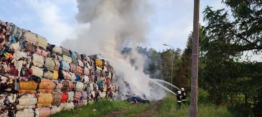 Płoną składowiska tekstyliów w Kamieńcu! Pożar na składowisku odpadów. 19.06.2022