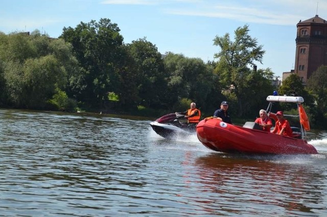 Najnowszym nabytkiem jest skuter kawasaki z ponad 200-konnym silnikiem, który do "setki&#8221; rozpędza się w 6 sekund. Drużyna ma też nową łódź z silnikiem 40-konnym i dwie kolejne, rezerwowe motorówki. 