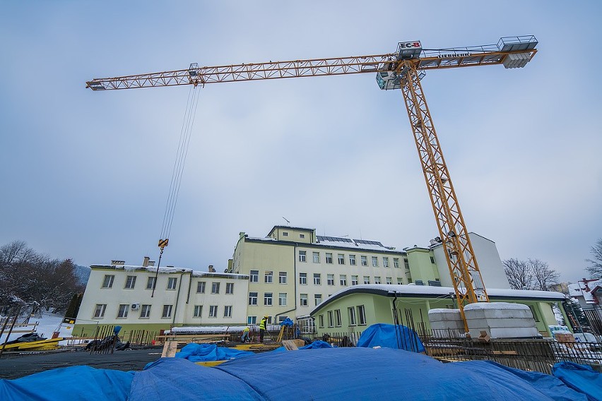 Widać już nowe skrzydło krynickiego szpitala, ale ubyło miejsc na parkingu