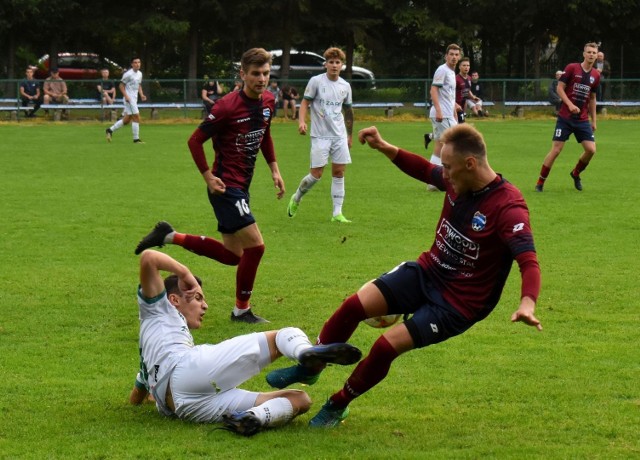 W meczu Wisłok Wiśniowa - Lechia Sędziszów Małopolski do wyrównania doprowadził Krzysztof Orzech (z prawej)