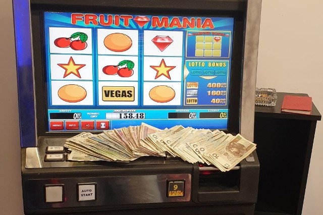 Funkcjonariusze zabezpieczyli 17 automatów do gier oraz 8 300 złotych w gotówce.
