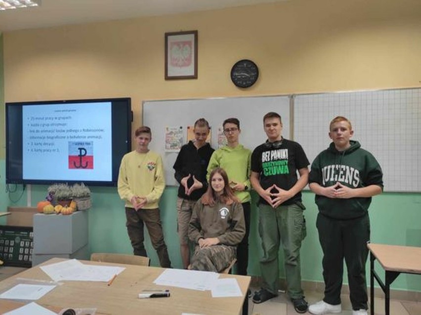 Uczniowie Zespołu Szkół Drzewnych i Leśnych z Garbatki-Letniska wzięli udział w kampanii BohaterON - włącz historię! Zobacz zdjęcia