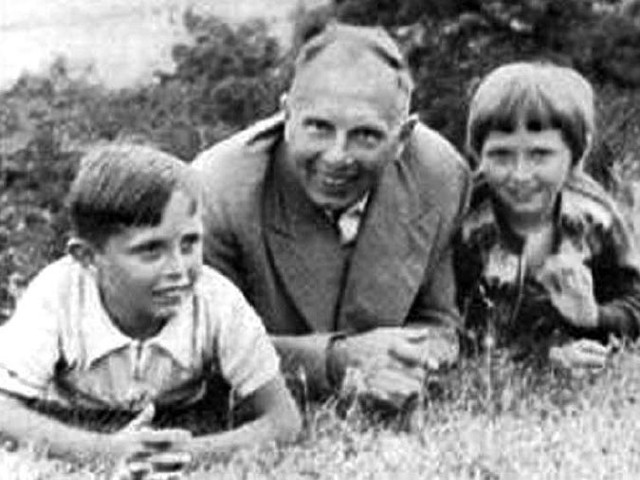 Stepan Bandera w Monachium z synem i córką. Gdy trzeba było się zakamuflować, udawał Polaka.