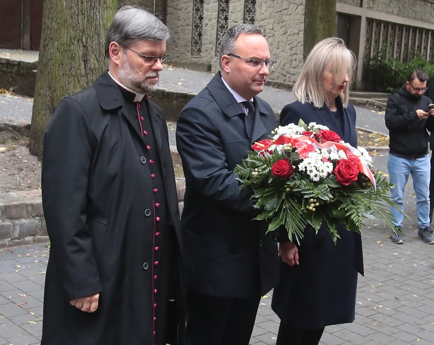 Uroczystość złożenia kwiatów pod pomnikiem ks. Popiełuszki...