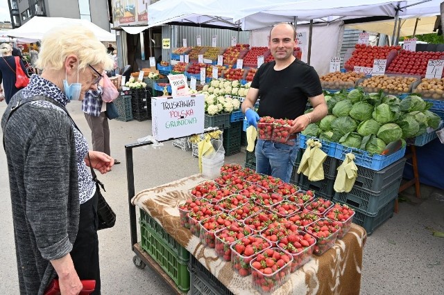 W piątek 4 czerwca hitem kieleckich bazarów były truskawki - od tygodnia utrzymujące cenę 10 złotych za kilogram a także czereśnie, również po 10 złotych. W dół idą ceny pomidorów, ogórków a także papryka. Co jeszcze tanieje ? Zobaczcie na kolejnych slajdach