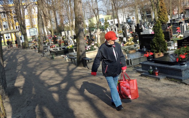 Po opadach deszczu alejki na cmentarzu przy Wybickiego wyglądają znacznie gorzej