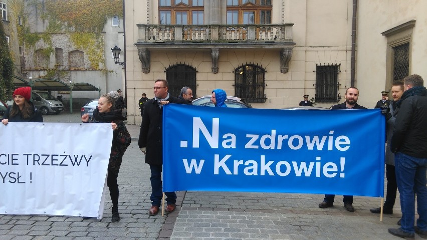 Protest restauratorów przed Urzędem Miasta Krakowa
