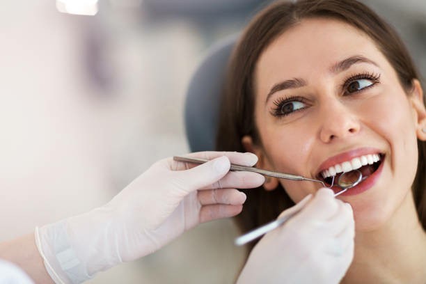 TOP 20 białostockich stomatologów. Kliknij dalej, aby poznać lekarzy dentystów, których pacjenci cenią najbardziej.
