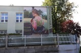 Na ścianie budynku Wydziału Sztuki UTH powstał mural z obrazem Jacka Malczewskiego. Zobacz zdjęcia!