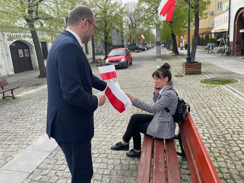 Święto Biało-Czerwonej 2023. Marcin Przydacz rozdawał flagi...