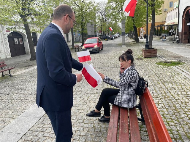 Święto Biało-Czerwonej 2023. Marcin Przydacz rozdawał flagi w Sieradzu