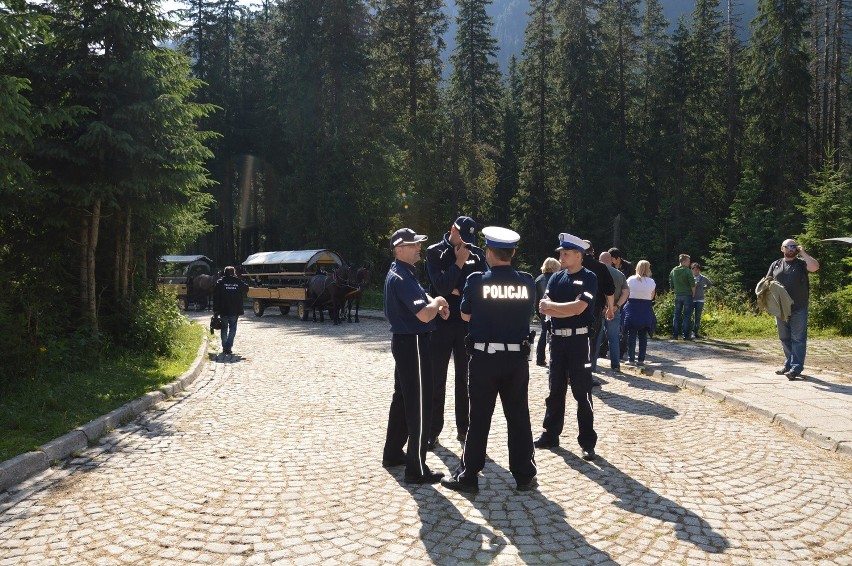 Tatry. Znów badają konie na szlaku do Morskiego Oka. W obstawie uzbrojonej policji [WIDEO,ZDJĘCIA]