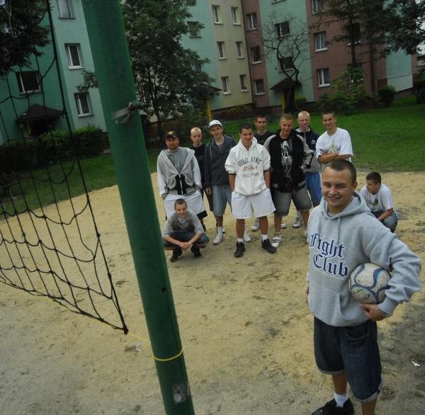 - Nie interesuje nas siedzenie na ławce i picie piwa, wolimy sobie pograć - mówi Jakub Łukaszewicz, lider drużyny.