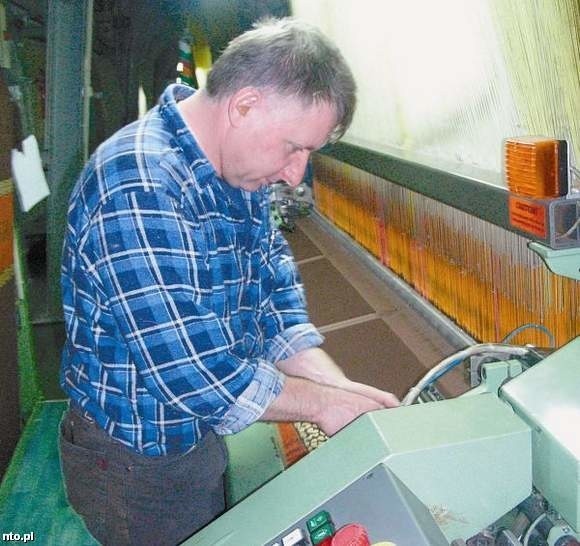 Bogusław Kopczerski pracuje na wydziale tkalni. Nie wie, czy zachowa pracę po redukcjach. Podobne pytanie dręczy od piątku blisk