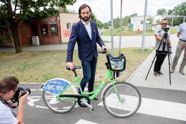 Marcin Jeż z firmy BikeU w ubiegłym tygodniu zaprezentował toruński rower miejski. System ruszy od środy. Będzie działać do 23 grudnia