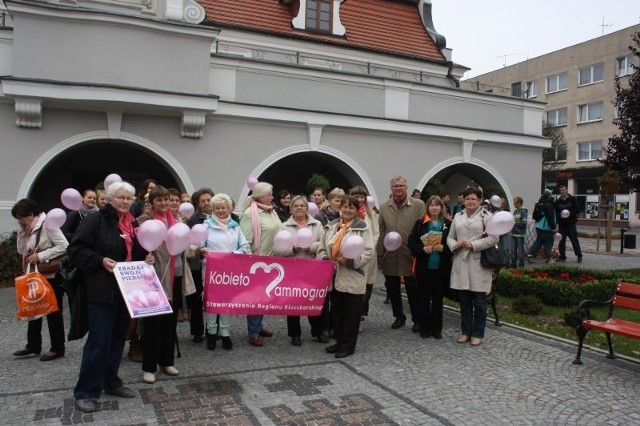 Wolontariusze w Kluczborku zachęcali do profilaktyki raka piersi. Różowy Marsz Nadziei organizowany jest w Kluczborku co roku z okazji Dnia Walki z Rakiem Piersi.