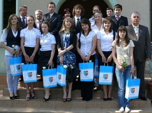 Maturzyści ze szkół ponadgimnazjalnych z dyrekcją szkoły i władzą powiatu włoszczowskiego.