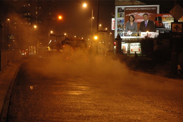 12.11 2008 krakow nocne asfaltowanie odcinka drogi aleja pokoju remont drogowy fot. adam wojnar/ polskapreese gazeta krakowska