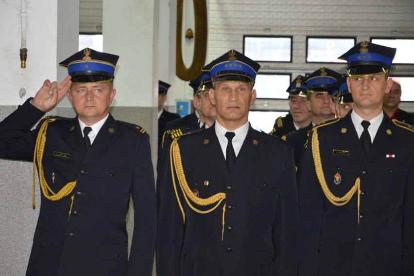 W Ostrowcu życzyli strażakom "tylu powrotów, ilu wyjazdów do akcji".  Były też awanse i medale [ZDJĘCIA]